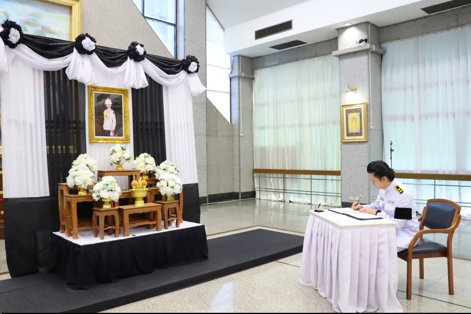 title - ศพส. จัดพิธีลงนามแสดงความอาลัยถวายแด่สมเด็จพระเจ้าลูกเธอ เจ้าฟ้าพัชรกิติยาภา นเรนทิราเทพยวดี กรมหลวงราชสาริณีสิริพัชร มหาวัชรราชธิดา ณ ศาลาพระมิ่งขวัญ ศูนย์ส่งเสริมและพัฒนาอาชีพเสริมนอกภาคการเกษตร (ศูนย์ศิลปาชีพบางไทรฯ (เดิม))